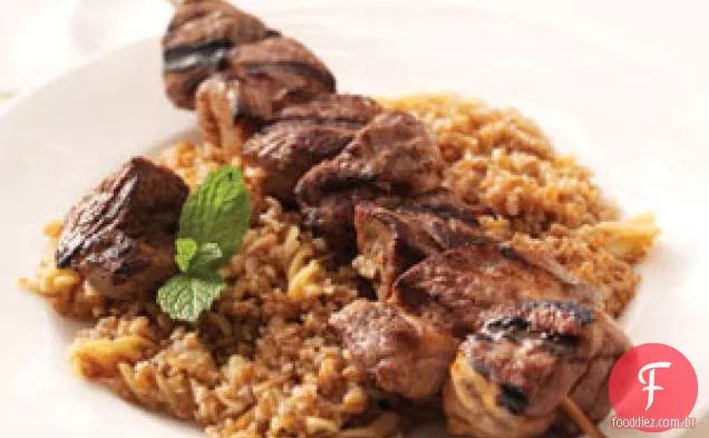 Espetinhos de cordeiro com pilaf Bulgur