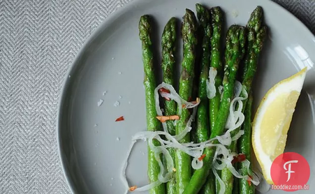 Espargos Com Chalotas, Chiles E Limão