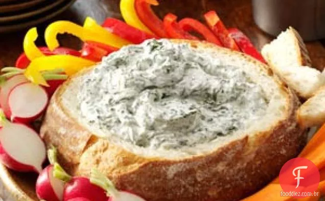 Molho de espinafre em uma tigela de pão