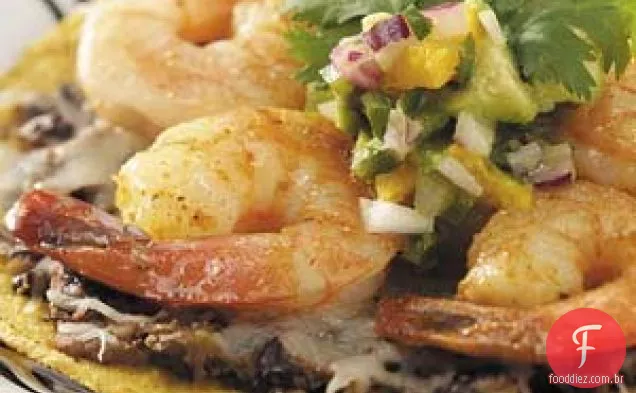 Tostadas de camarão com molho de abacate