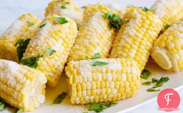 Espiga de milho com queijo parmesão