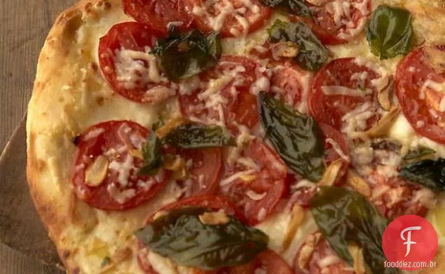 Pizza com tomate fresco e manjericão