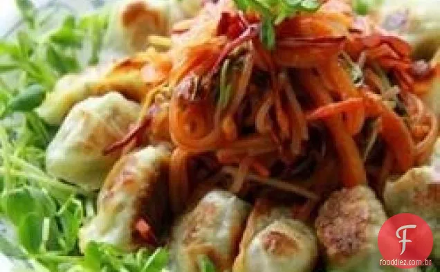 Salada de macarrão frio picante quente com bolinhos fritos