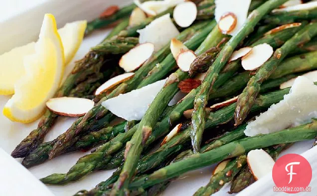 Espargos torrados com amêndoas e Asiago