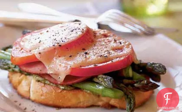 Espargos derreter com propagação Pesto
