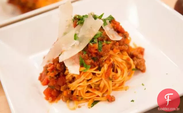 Linguini Bolonhesa com Pancetta, carne de bovino, Molho De Tomate, Ervas aromáticas e Parmesão