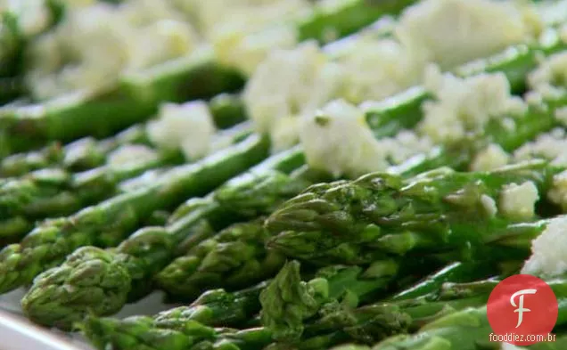 Espargos assados com queijo Feta
