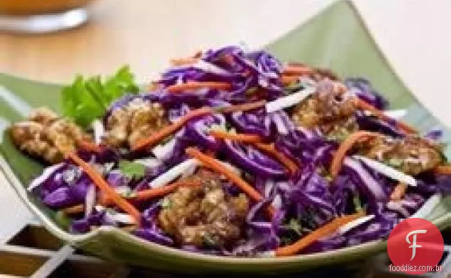 Salada de repolho asiática com nozes cristalizadas