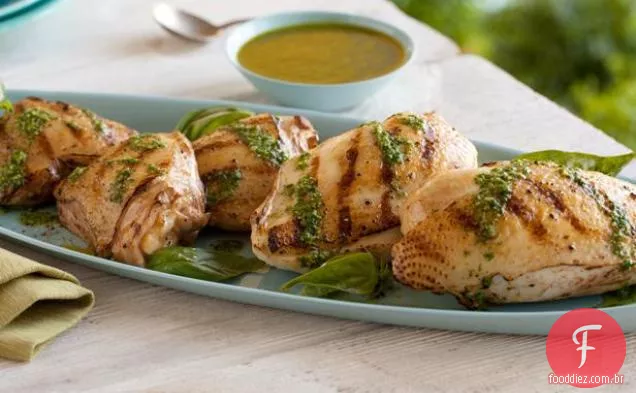 Frango grelhado com molho de manjericão