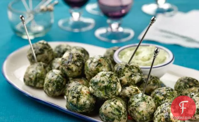 Almôndegas de frango Spanikopita com pepino picante e molho de iogurte