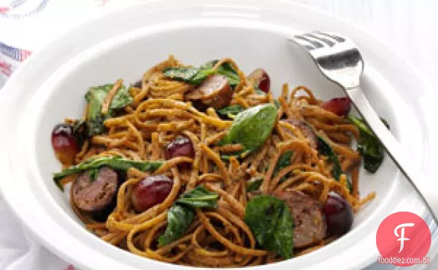 Enchidos balsâmicos torrados e uvas com Linguine