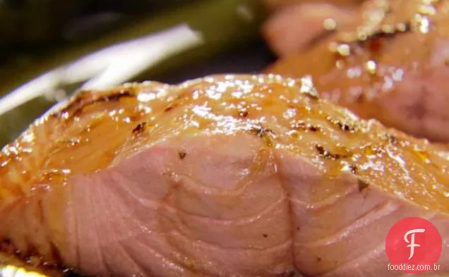 Chá verde salmão escalfado com molho de limão e gengibre