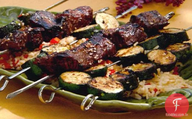Kebabs de carne Asiática grelhada sobre arroz