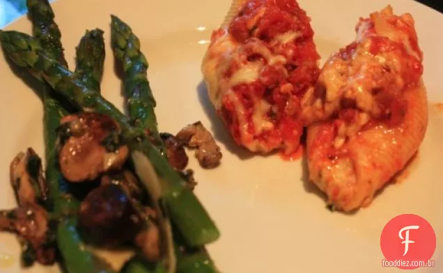 Espargos Com Cogumelos Mistos E Queijo Parmesão Fresco