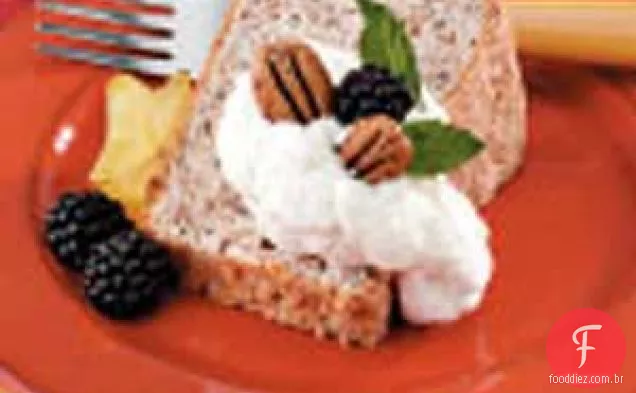 Bolo Do Alimento Do Anjo Da Noz-Pecã