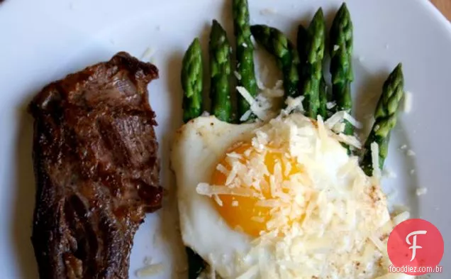 Brunch de domingo: bife, ovos e aspargos laterais ensolarados