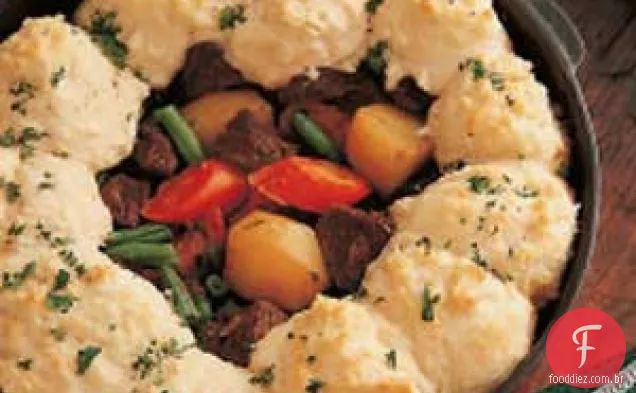 Ensopado de carne de bovino e de bolachas