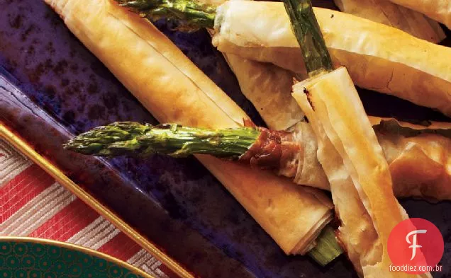 Espargos embrulhados em filo com Prosciutto