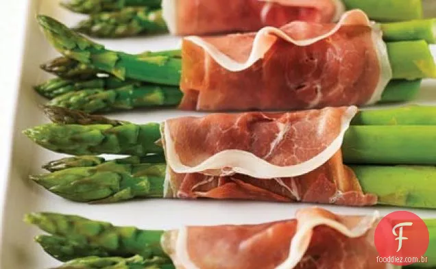 Espargos embrulhados em Prosciutto