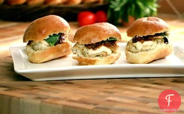 Sliders de frango italiano com geléia de tomate
