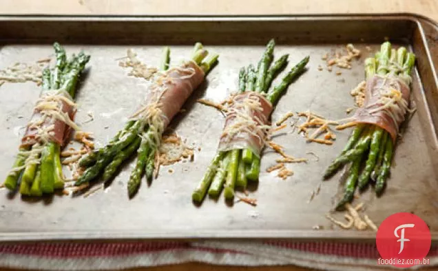 Espargos embrulhados em Prosciutto