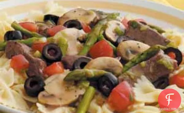 Massas de carne e aspargos
