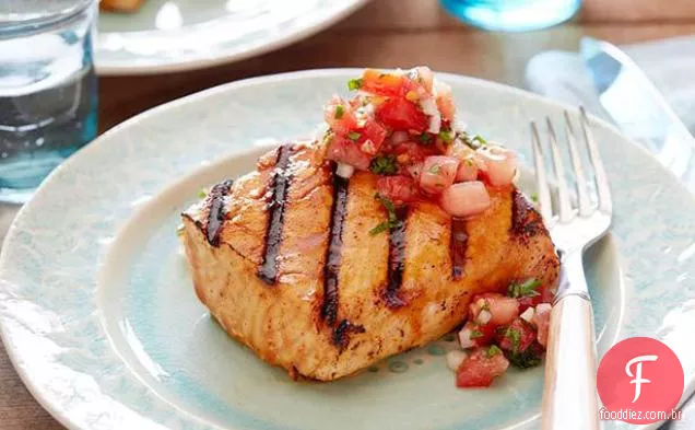 Salmão grelhado com vinagre de xerez-cobertura de mel e Condimento picante de tomate