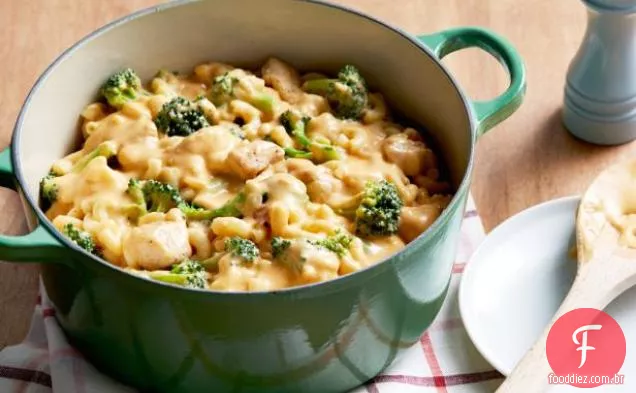 Mac e queijo Cheddar com frango e brócolos