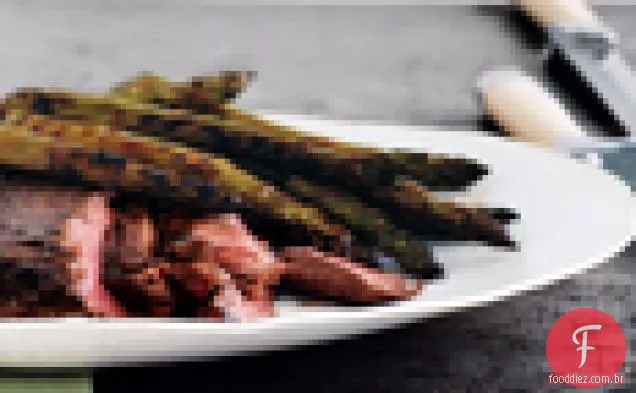 Bife vitrificado grelhado e espargos