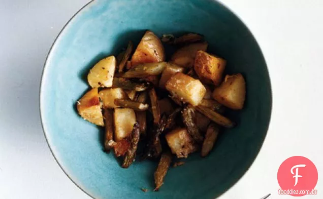 Batatas assadas e aspargos com parmesão