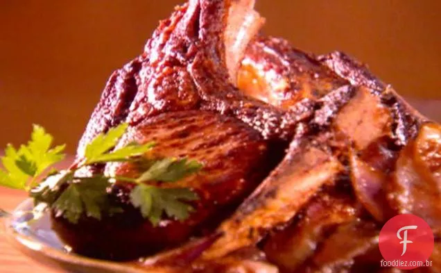 Costeletas de porco marinadas com mostarda cortada grossa e cebolas vermelhas caramelizadas