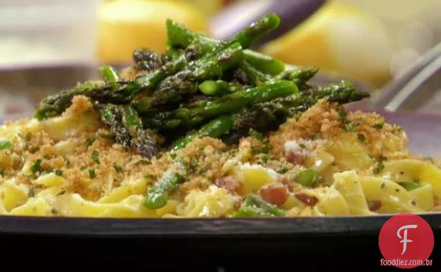 Tagliatelle ao estilo Carbonara com aspargos grelhados e Pão ralado de erva-cidreira