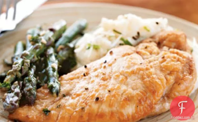 Frango e aspargos em molho de vinho branco