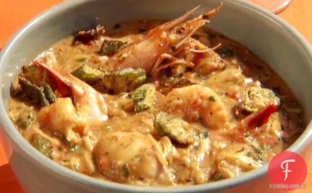 Mariscos e Gumbo Andouille com camarão, vieiras, amêijoas e ostras com quiabo crocante