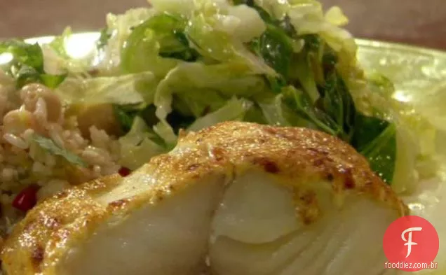 Bacalhau preto coberto de caril com salada de Savoy quente com aroma de cominho