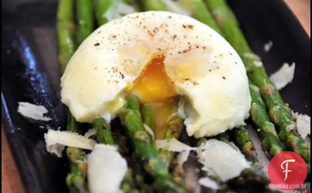 Espargos Assados Com Ovo Escalfado E Queijo Parmesão Raspado