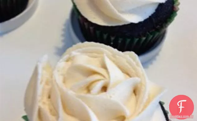 Cupcakes De Cerveja De Chocolate Com Recheio De Whisky E Glacê De Creme Irlandês