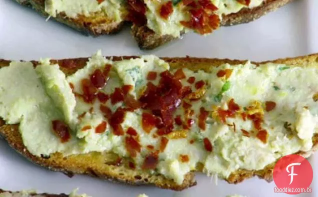 Alcachofra e Crostini de feijão