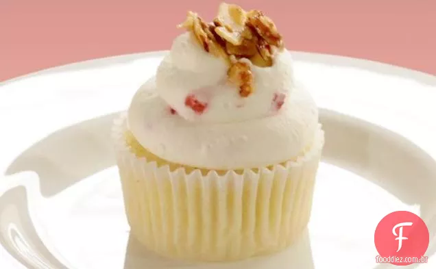 Cupcakes com recheio de ananás e chantilly de morango e queijo de cabra