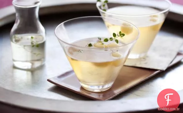 Martini de maçã e tomilho