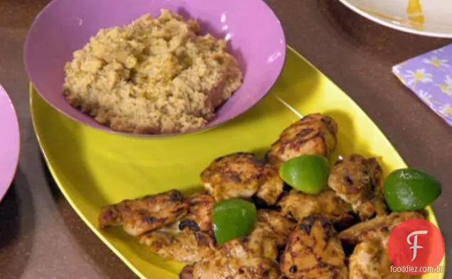 Frango Tandoori com purê de grão de bico e pimenta e salada de cebola