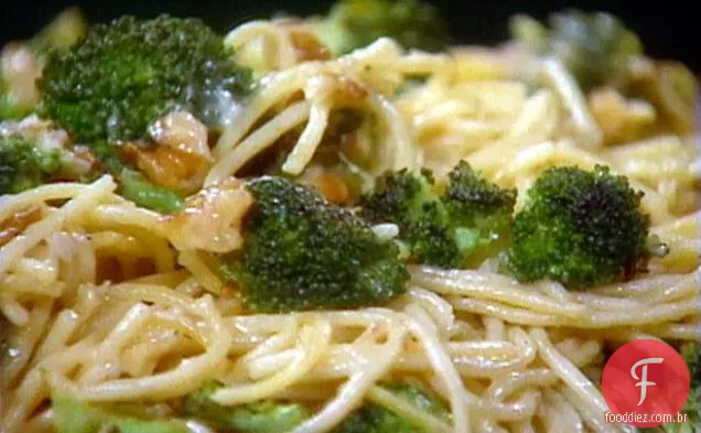 Espaguete com brócolis, Brie e nozes