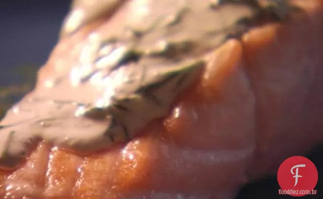 Salmão escalfado do Pai com molho de pepino