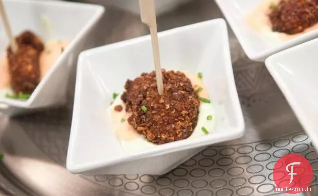 Kellogg'S7 flocos de milho picolés de frango com crosta e compota de tomate doce com abacate