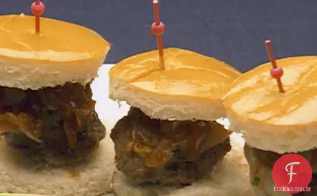 Mini-hambúrgueres de queijo Kobe Bleu com cebola Cipollini em redução balsâmica