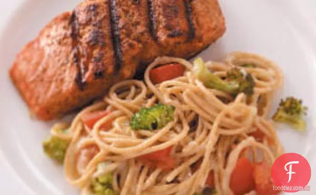 Salmão com brócolos e massas