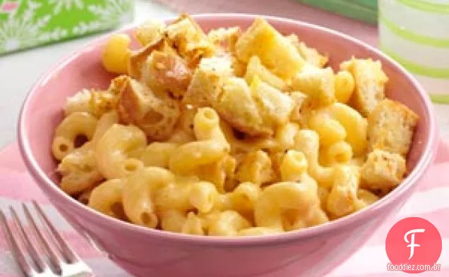 Macarrão e queijo com cubos de Pão de alho