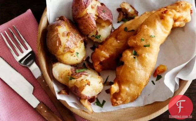 Peixe frito com batatas fritas esmagadas