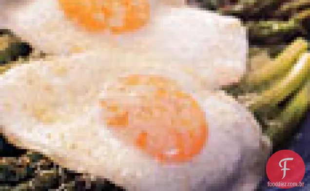Ovos fritos e espargos com parmesão