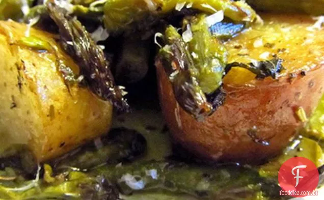 Batatas Novas Assadas E Espargos